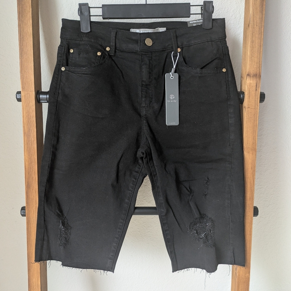 NWT Tractr Women's Jet Black Mid Rise Denim Bermuda Shorts - Size 4
